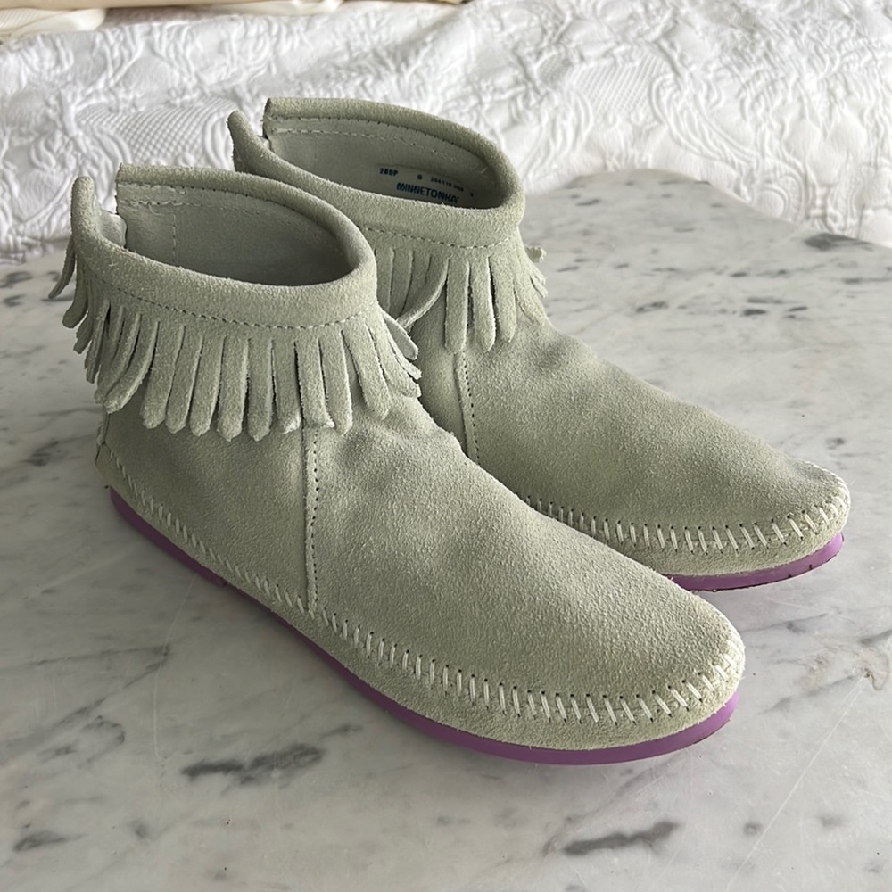 Minnetonka pastel moccasins size 8